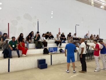 Delegación de Orte presenciando una partida de pilota valenciana