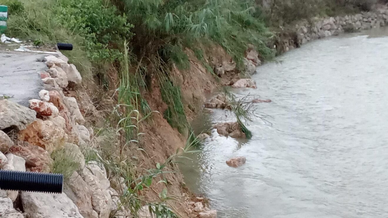 Derrumbe en el margen del río Girona en Ondara