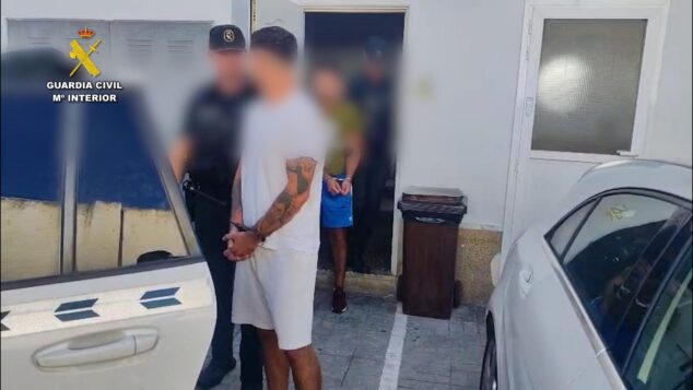 Imagen: Agente de la Guardia Civil escoltando a un hombre esposado tras su detención.
