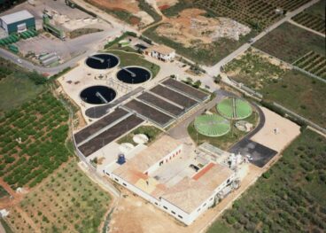 Vista aérea de la estación depuradora de aguas residuales Dénia-Ondara-Pedreguer rodeada de campos.