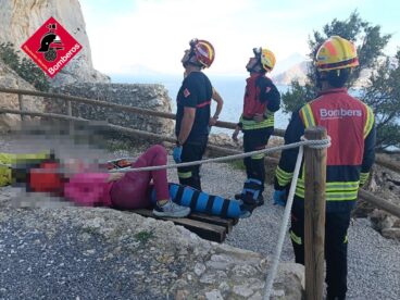 Efectivos del Consorcio de Bomberos atienden al escalador herido en el Peñón de Ifach a la espera de la evacuación en helicóptero