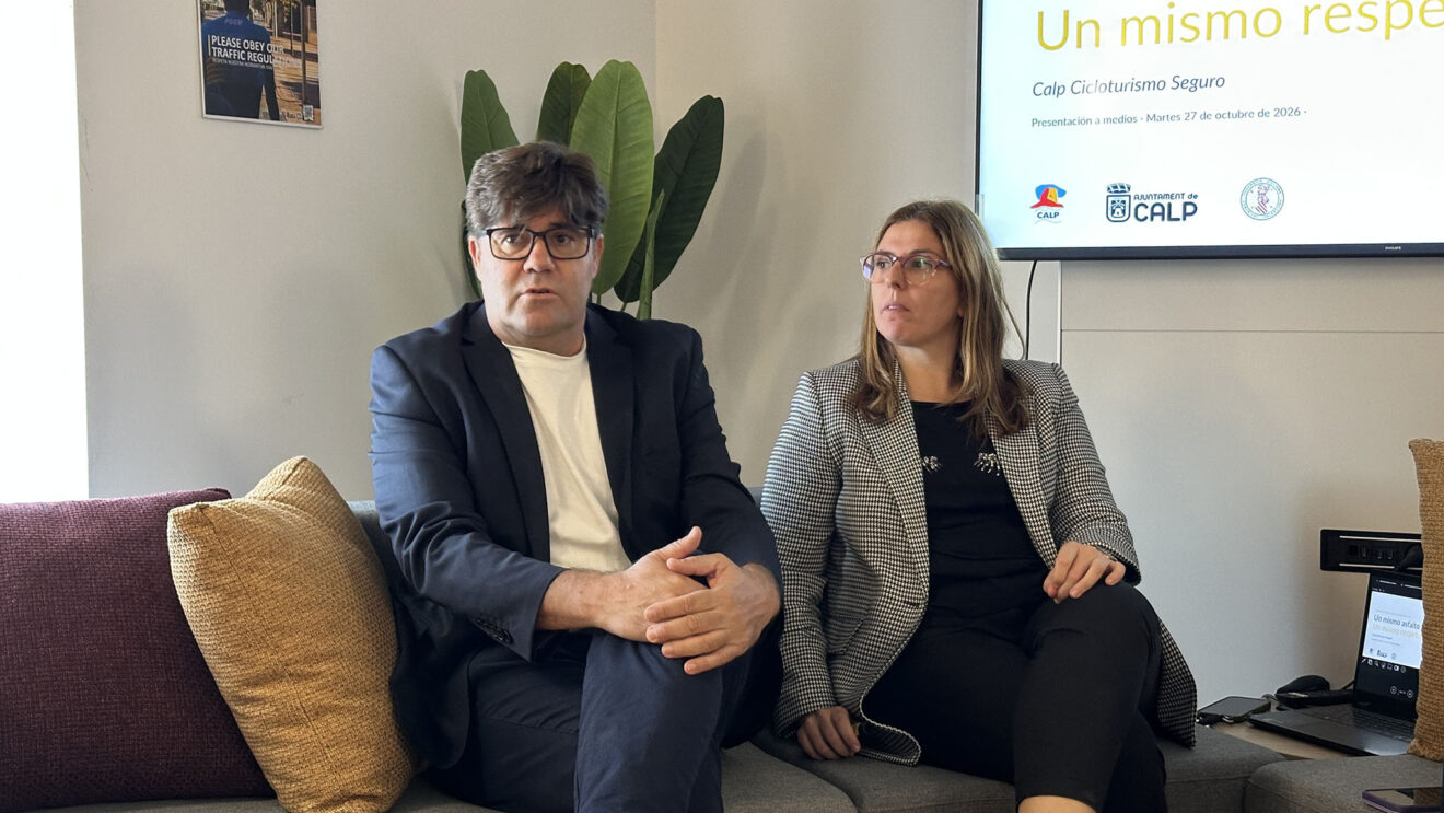 El presidente de la Federació de Ciclisme de la Comunitat Valenciana (FCCV), José Enrique Gutiérrez y Carolina Vallés, representante de La Fábrica del SEO