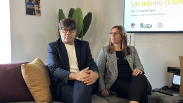 El presidente de la Federació de Ciclisme de la Comunitat Valenciana (FCCV), José Enrique Gutiérrez y Carolina Vallés, representante de La Fábrica del SEO