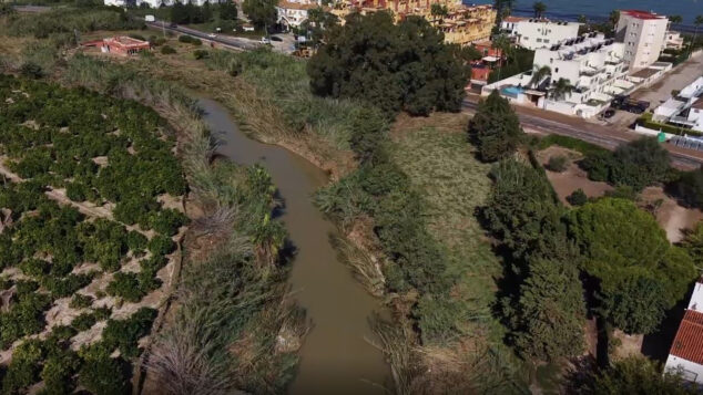 El Girona, desde el aire: un gran rastro de cañas que reclama el mantenimiento del cauce 3 el rio girona antes de desembocar en la playa de la almadrava