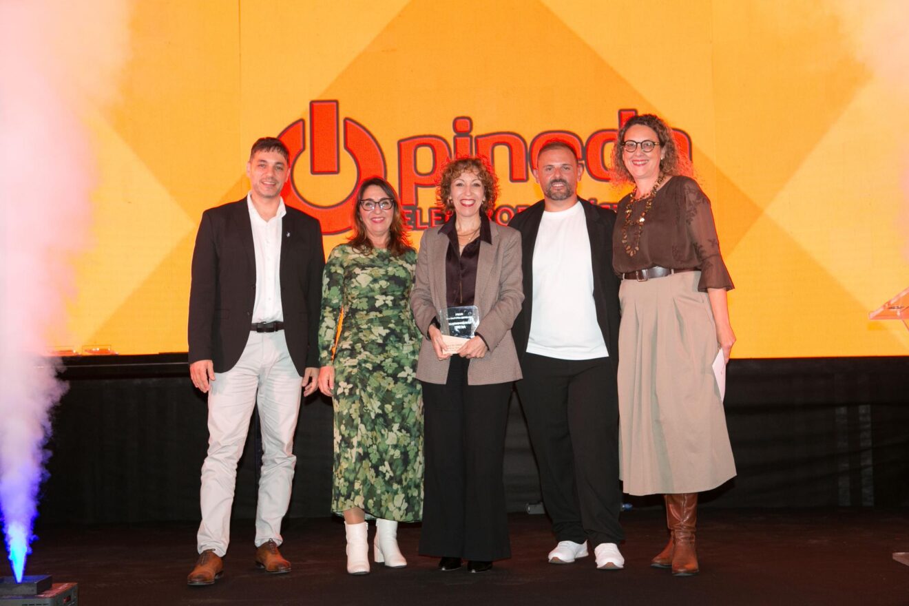 Representantes de Electrodomésticos Pineda recogen su premio en la Gala de Ondara