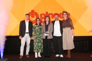 Representantes de Electrodomésticos Pineda recogen su premio en la Gala de Ondara