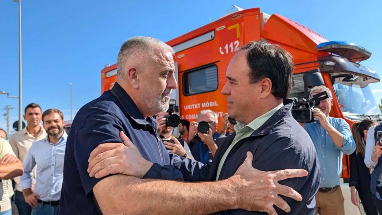 El alcalde de Pego, Enrique Moll, saluda al presidente del Gobierno, Pedro Sánchez.