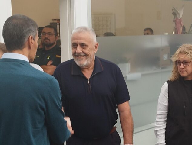 Imagen: El alcalde de Pego, Enrique Moll, saluda con un apretón de manos al presidente del Gobierno, Pedro Sánchez, durante su encuentro.
