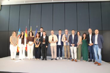 Cultura, historia y danza protagonistas en la celebración del 9 d’Octubre en Ondara 3 Foto de grupo de las autoridades de Ondara y los tres galardonados con las Distinciones Vila d'Ondara 2026.
