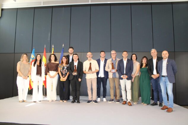 Cultura, historia y danza protagonistas en la celebración del 9 d’Octubre en Ondara 1 Imagen: Foto de grupo de las autoridades de Ondara y los tres galardonados con las Distinciones Vila d'Ondara 2026.