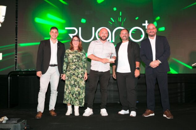 Ondara homenajea al tejido empresarial local en la III Gala del Comercio y Empresas 17 Representantes de Ruano Energía posan con el premio a la Sostenibilidad en el escenario de la gala de Ondara, con el logotipo de la empresa de fondo.