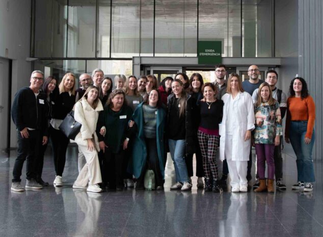 Imagen: Fotografía de grupo de los profesionales del Servicio de Salud Mental del Departamento de Salud de Dénia en el interior del hospital.