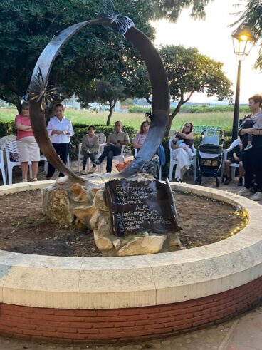 Escultura conmemorativa en Els Poblets