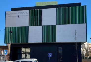 La Xarxa Jove y TDAH + 16 lanzan un curso gratuito de salud mental para profesionales en Ondara 3 Vista exterior del moderno edificio del Espai Jove del Ayuntamiento de Ondara con fachada de cuadros blancos y verdes.
