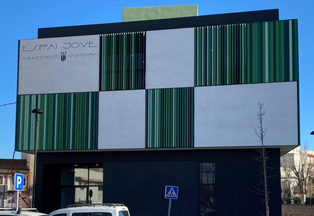 La Xarxa Jove y TDAH + 16 lanzan un curso gratuito de salud mental para profesionales en Ondara 1 Imagen: Vista exterior del moderno edificio del Espai Jove del Ayuntamiento de Ondara con fachada de cuadros blancos y verdes.