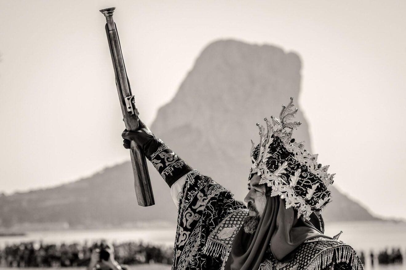 Festero moro con arcabuz ante el Peñón de Ifach en Calp