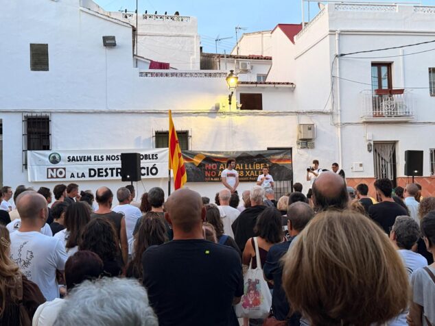 Imagen: Concentración de personas en la plaza de Parcent con pancartas reivindicativas durante el Fesvall.