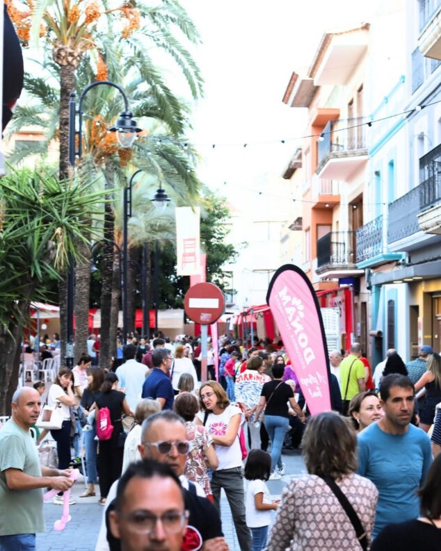Imagen: Calle concurrida con visitantes y puestos durante la Fira Gata al Carrer.