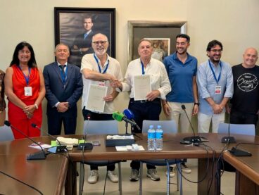 Los alcaldes de Pedreguer y Orte se estrechan la mano tras firmar la declaración de agermanamiento.