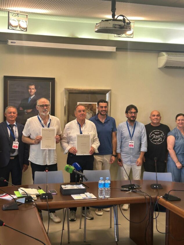 Pedreguer y la ciudad italiana de Orte sellan el inicio de su hermanamiento 3 Imagen: Fotografía de los alcaldes de Pedreguer y Orte sosteniendo el documento de hermanamiento, acompañados por otras autoridades y representantes.