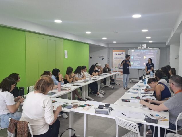 Imagen: Sessió de formació sobre salut mental i adolescència a l'Espai Jove d'Ondara amb assistents i ponents.