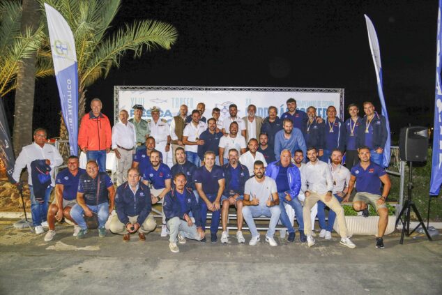 Beefeater Moraira I se proclama Campeón de España de Curricán Costero por segundo año consecutivo 2 Imagen: Foto de grupo de participantes y organizadores del campeonato de pesca en el Club Náutico Moraira.