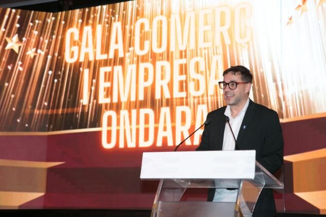 Ondara homenajea al tejido empresarial local en la III Gala del Comercio y Empresas 7 Un hombre habla en un atril con el cartel de la Gala del Comercio y Empresa de Ondara de fondo.