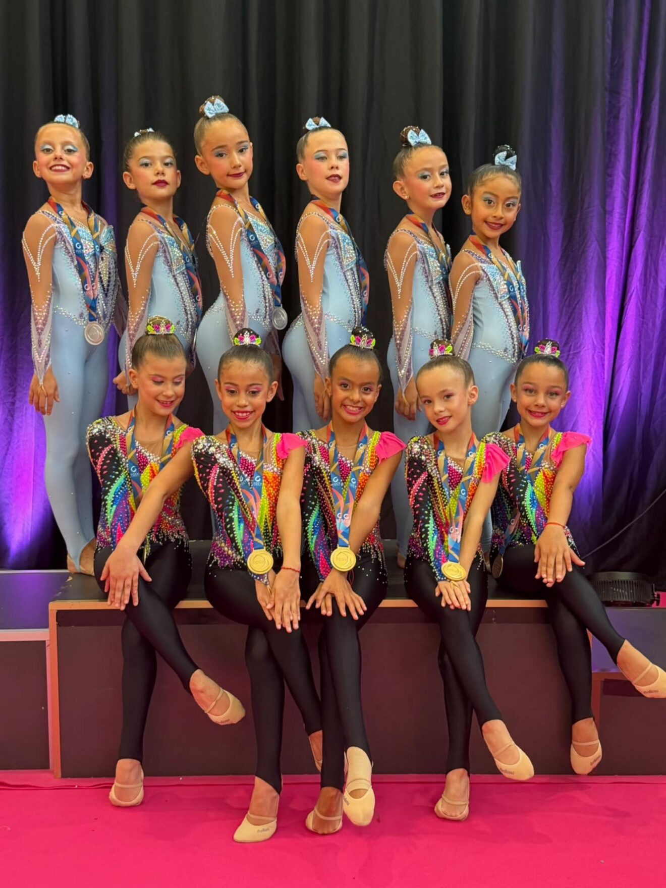 Gimnastas del Club Les Marines con sus medallas provinciales