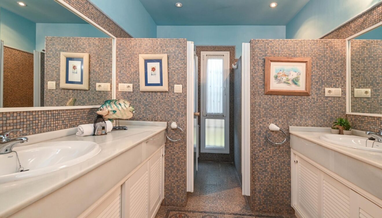 Gran baño de estilo mediterráneo
