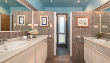Gran baño de estilo mediterráneo