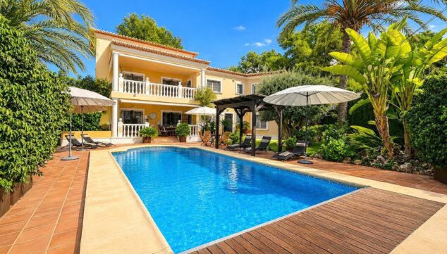A 500 metros de El Portet: una villa para ocho con piscina 8 gran piscina exterior con pergola