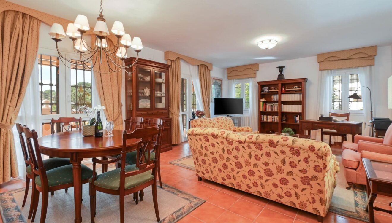 Gran salón-comedor en tonos madera