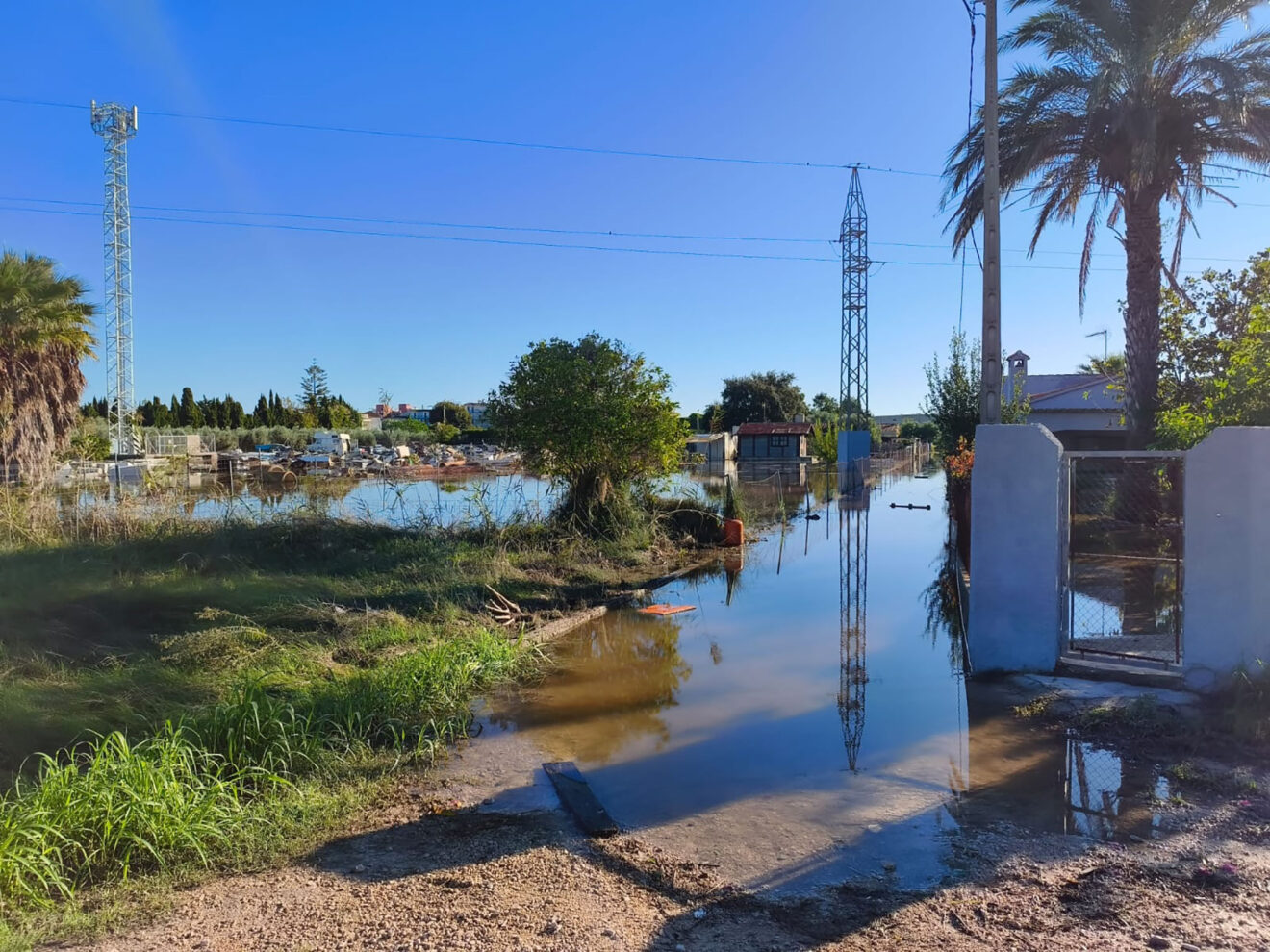 Grandes cantidades de agua en la zona de Santa Fe en El Verger tras la DANA