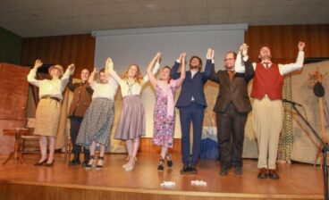 El Grupo de Teatro el Portitxolet de Moraira saluda al público
