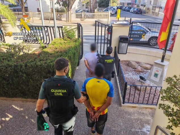 Arrestan en cuestión de horas a dos hombres tras golpear y robar a dos personas en Calp 1 Imagen: Agentes de la Guardia Civil escoltan a dos detenidos esposados en Calpe.