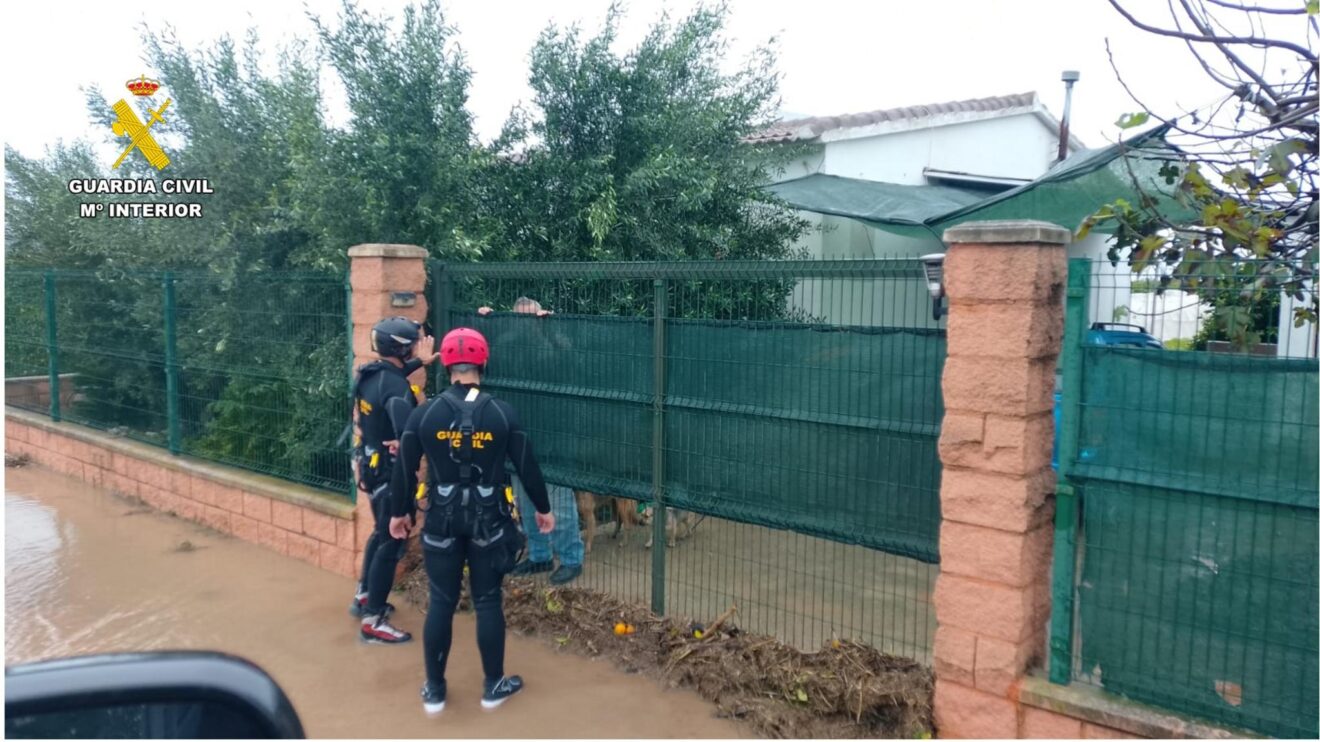 Agentes del GEAS de la Guardia Civil auxilian a un vecino en una zona inundada