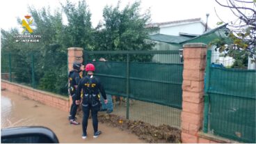 Agentes del GEAS de la Guardia Civil auxilian a un vecino en una zona inundada