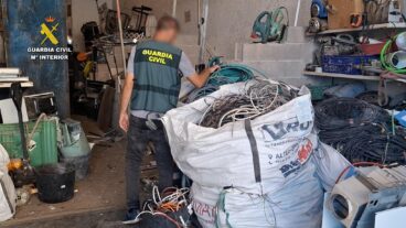 Agente de la Guardia Civil inspeccionando material recuperado tras robos en Altea