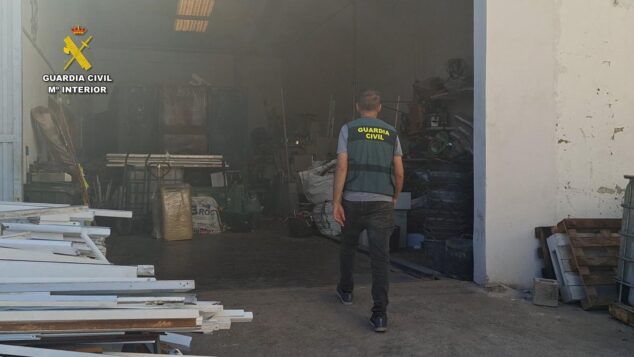 Imagen: Un agente de la Guardia Civil entra en una nave industrial con material almacenado.