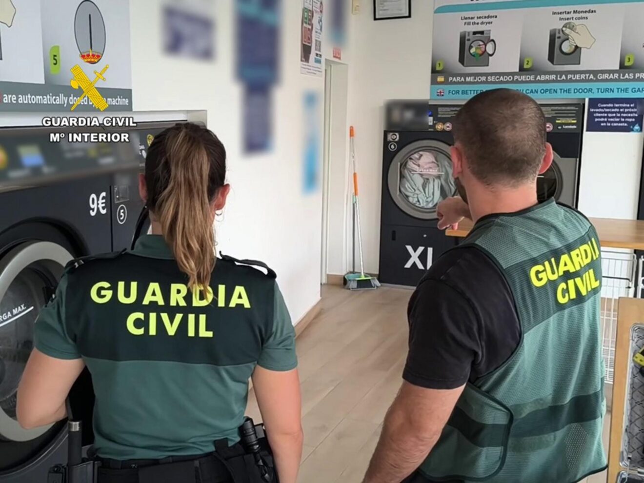 Agentes de la Guardia Civil en una lavandería de la Marina Alta