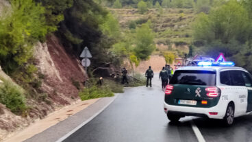 Guardia Civil y Policía Local retiran ramas de grandes dimensiones de la CV-740 entre Teulada y Benitatxell