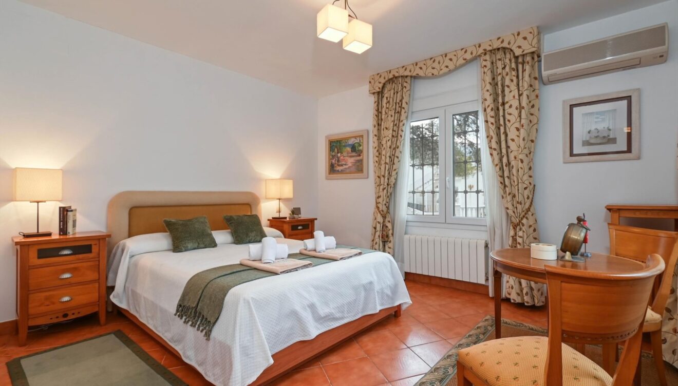 Habitación acogedora con cama para 2
