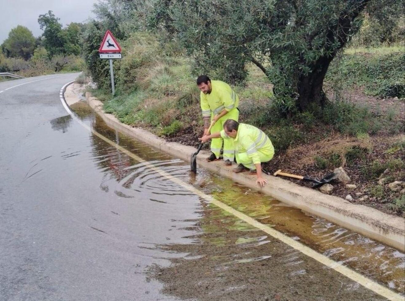 Operarios trabajan en el reestablecimientos de viales