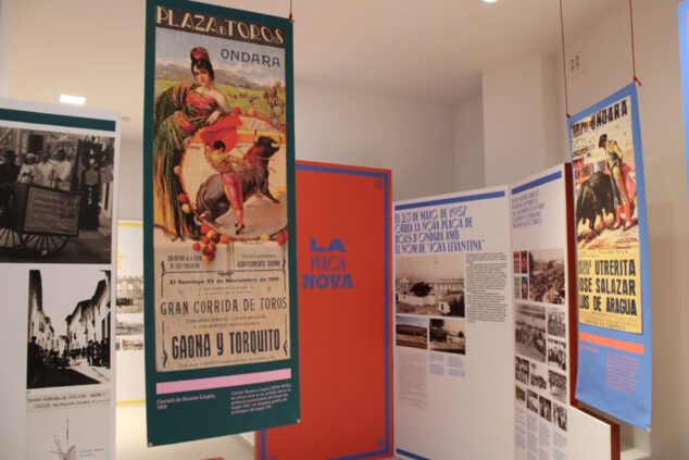 Imagen: Vista interior del Museo de la Plaza de Toros de Ondara con paneles y carteles antiguos.
