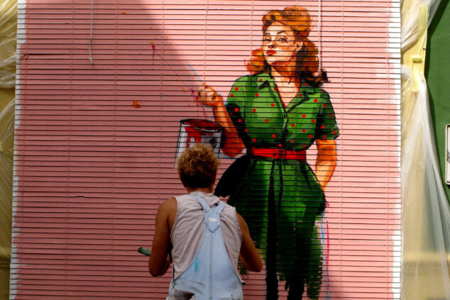 Els Poblets improvisa al ritmo del cielo: los artistas de Persianes amb Art 2026 desafían al tiempo y se lanzan a las calles 3 Imagen: Intervención de Persianes amb Art 2026 en Els Poblets