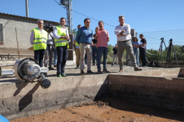 Juanfran Pérez Llorca en la depuradora de Sanet i Negrals en una visita con el alcalde, Joaquín Gavilá Mengual