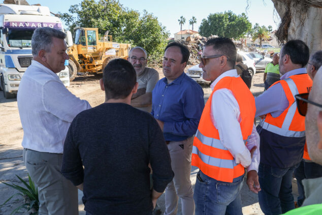 Imagen: Juanfran Pérez Llorca y Vicente Martínez Mus en las zonas de acopio de vehículos y enseres para retirar en Els Poblets