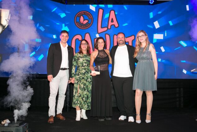 Ondara homenajea al tejido empresarial local en la III Gala del Comercio y Empresas 11 Representantes de La Carleta Gourmet Vegan recibiendo el Premio a la Innovación Comercial en la gala empresarial.