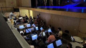 La Orquesta Sinfónica de Ópera 2001 ensayando ‘La flauta mágica’ en el Auditori Teulada Moraira