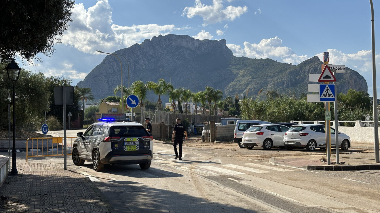 La Policía Local de Benitatxell controlando el acceso al municipio desde El Verger